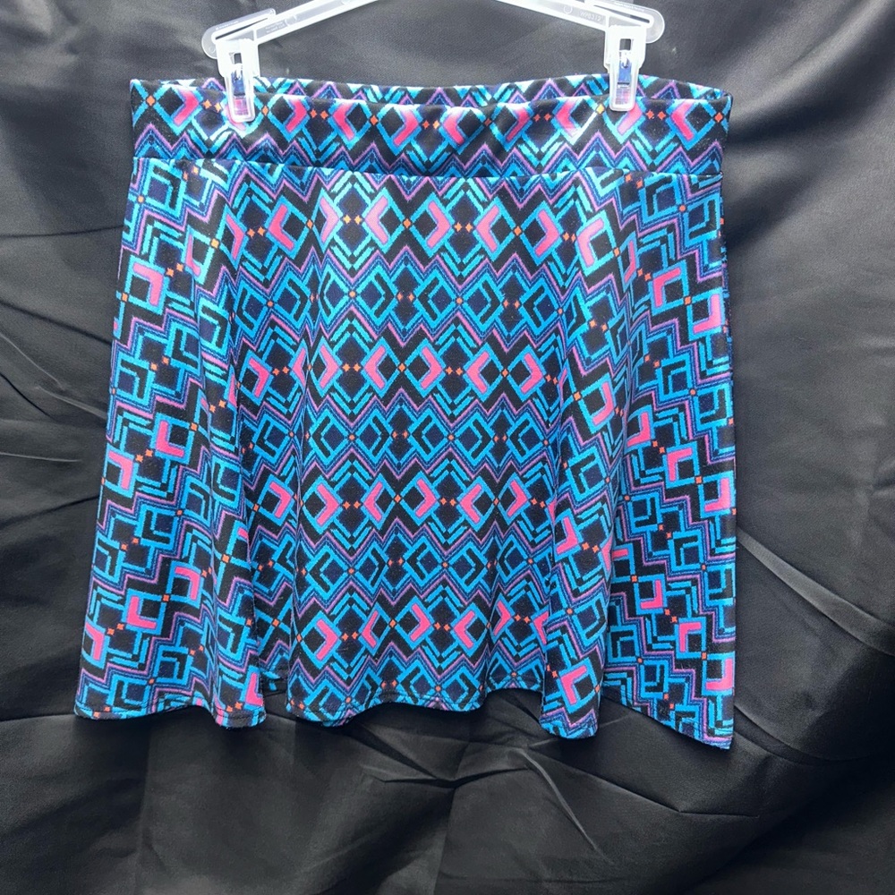#1139 Charlotte Russe Skirt, size XL, black with shapes in turquoise pink purple